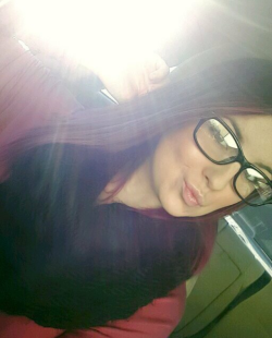 selfysgalore:  Gotta love a girl with glasses