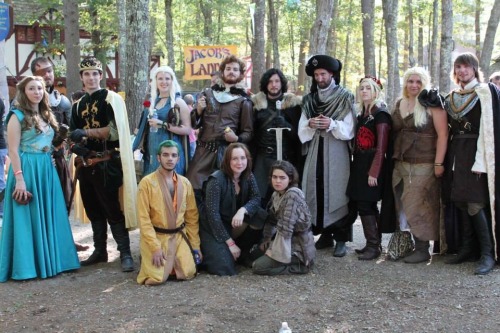 bespectacled-bunny: Lookit all the snazzy people! magnaroffen thronebros