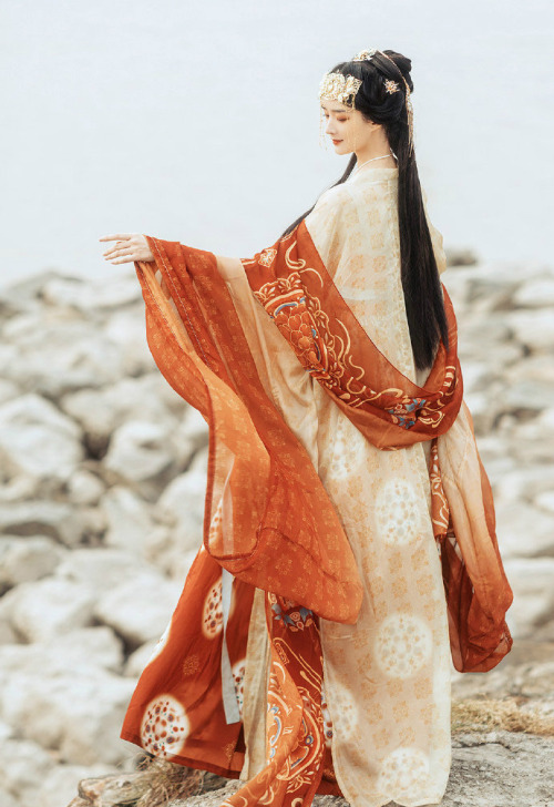 hanfugallery:chinese hanfu by 半亭风Link to this Tang dynasty-style outfit from 华裳九州on Taobao here.