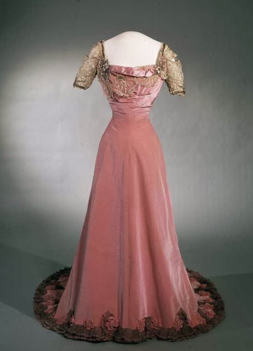 Queen Maud + pinkOf the wardrobe today in The National Museum in Oslo, a predominantely large part o