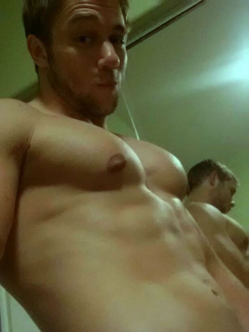 tapthatguy-x-version:  Courtesy of selfishbottom. adult photos