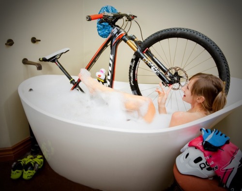 wdlabo: studiocw: Dirty Bike Means Bathtime ちゃんと後輪外して風呂に入れてるから好感度アップ。