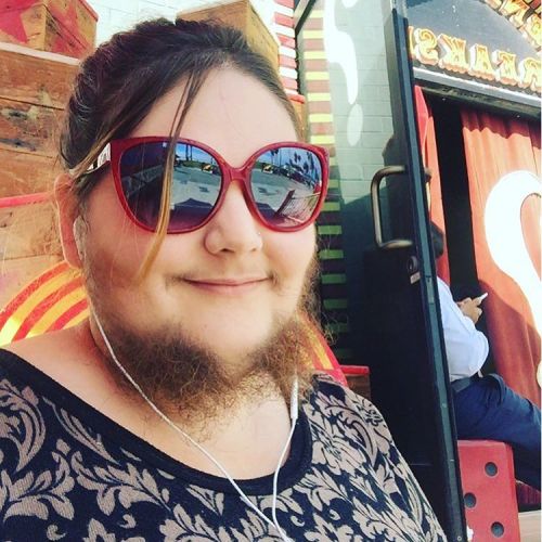 dakota1635:  Getting ready for the day! Come say hi at the Freakshow today and tomorrow! #beardedlad