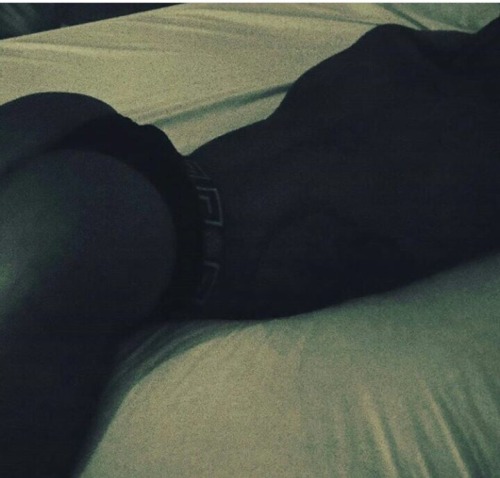 iloveazz89:  iloveazz89.tumblr.com   To submit ass pics send them to KIK : topjerzee.