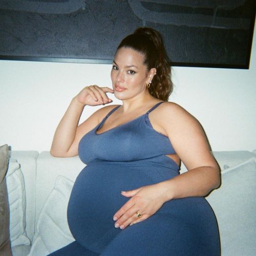 “mamas doing a little lounging in @knix maternity” (x)