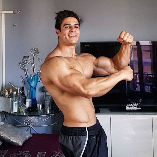 lumbrjax:  Instagram user @loic_zine_official http://ift.tt/1IfYvqP 