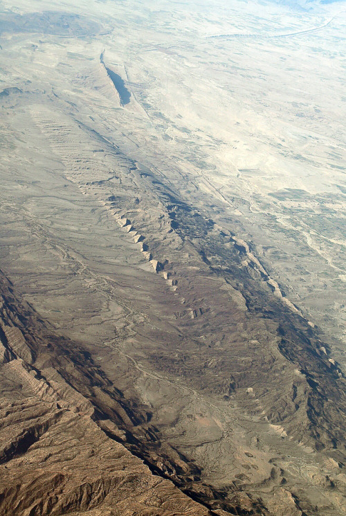 geologicaltravels:2014: Plunging anticlinal structures SW of Barkhan in Pakistan, shot from flight B