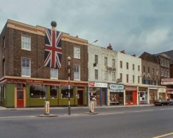 scavengedluxury: London’s East End in the 1960s and 70s by David Granick.      Not sure the George is still selling Double Diamond 🍻🤣🤣