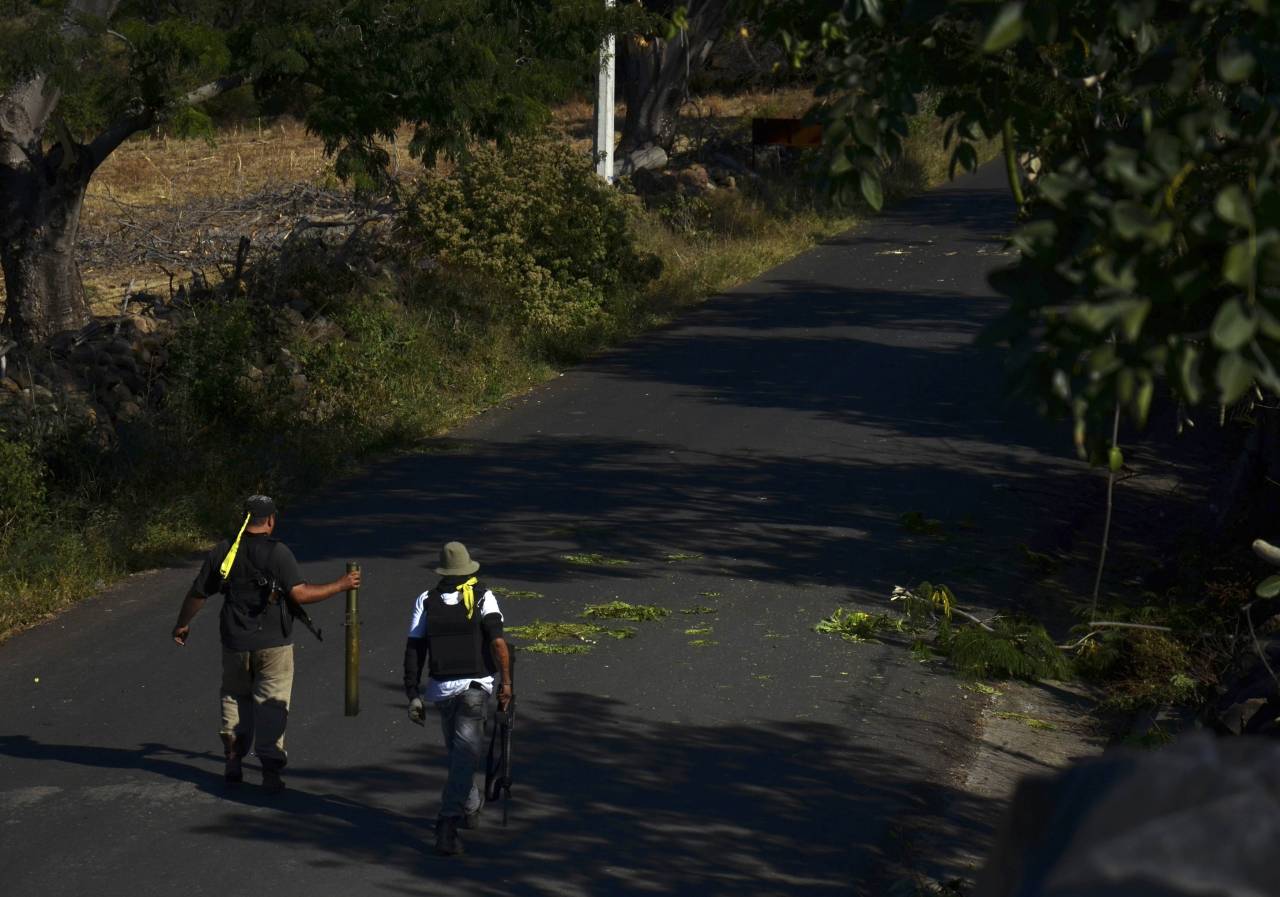 Decenas de miembros de los llamados “grupos de autodefensa” retienen a una quincena de agentes de la Policía local y han tomado la localidad de Parácuaro, en el estado de Michoacán (Mexico), donde varios pequeños municipios han sido tomados por estas...