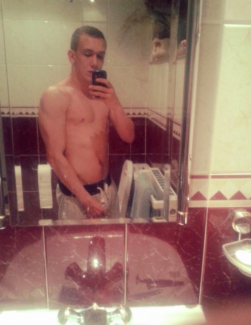 XXX lads-undressed:  Josh, fit young lad, likes photo