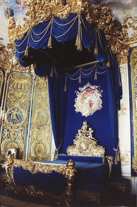 iwannastimulatemymind:  The things I would do for this bed…….fit for a queen