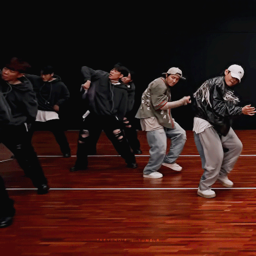 THE WAY TAEHYUNG MOVES IS DRIVING ME CRAZY