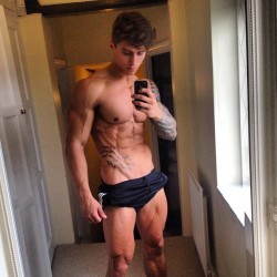 whychaosandpiss:  Body… want…. mine…. bed…. now….  I seriously want that body though. Work out plan!!! 