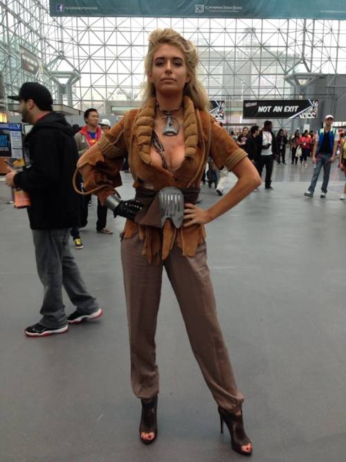 rectumofglory: deadlightsgirl: One of my favourite cosplays of, like, EVER.  SUPER HOT FEMME!KH