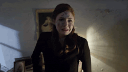 lumos5000:  tardisesandbroomsticks:  so here, the portrait behind her (of a lady in a dress) does look suspiciously like the upside-down view of domething else…  HOLY SHIT!!! AND NOW IT JUST GOT A BIT MORE CREEPY!!! 