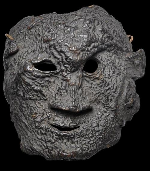 asexual-marquis-de-sade:jaw8jaw:Nepalese ritual mask formed from a large single Lingzhi fungus (gano