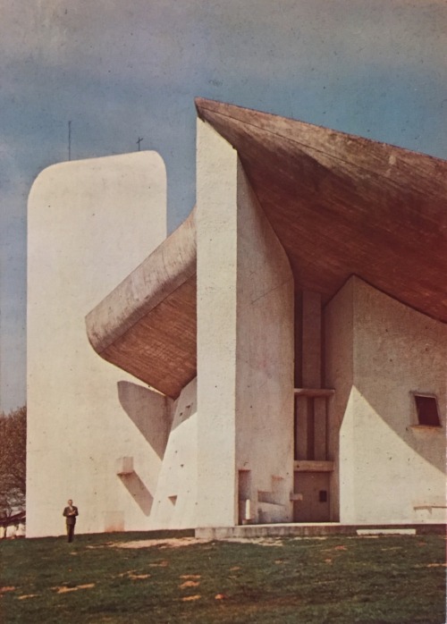 kundst: Le Corbusier (Charles-Edouard Jeanneret, CH 1887-1965 Fr) in front of his splendid creation 