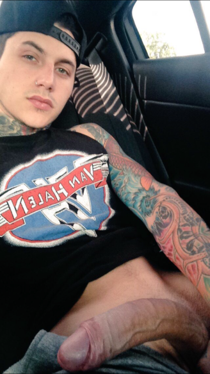 flaytes-wenos:  Amo el cuerpo de los hombres con tatuajes y más si tienen picos grandes