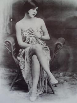  Retrato de una señorita, 1920 por Casasola.