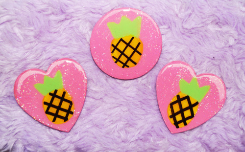 crybabyclubetsy:pink PINEAPPLE glitter hand painted heart & circle brooches xo Did you know th