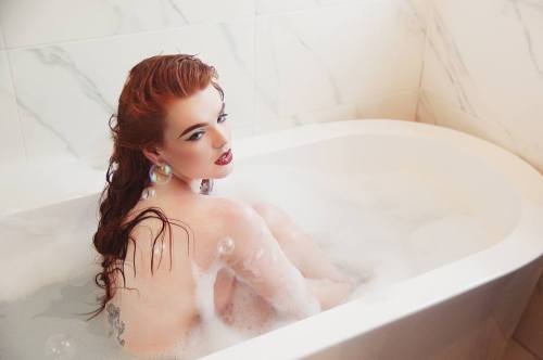 Porn Pics miss-deadly-red:  Bubblesbubblesbubbles <3 Photography/Retouch: