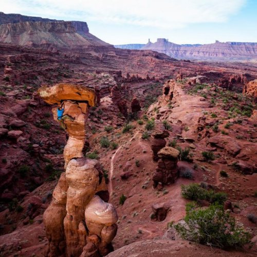 the cobra, 5.11a. fisher towers.
climbed by sam feuerborn.
check out his blog!
http://samfeuerborn.blogspot.com