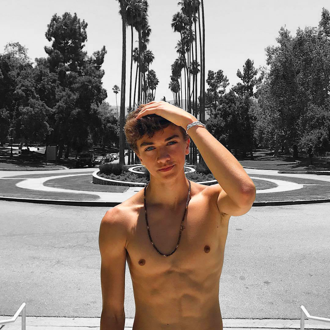 sixpackde:  https://www.tumblr.com/blog/sixpackde