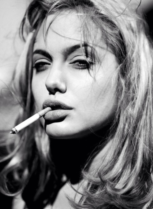 angelinajoliearchive:  Angelina Jolie (1997)
