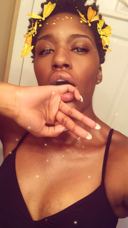 uhohnova:  Came out the shower freshened up and decided why not take pics I barely do that…. So Walla 💁🏾