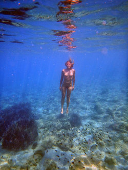 nakedexercise:  girlsandsport:  living in the nude #00100  Naked underwater swimming