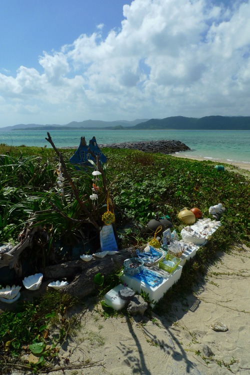 Kohama island 小浜島 is a small island between Ishigaki 石垣暇 and Iriomote 西表島. There is not much to see 