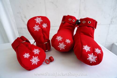 After all, they are! A special Christmas limited edition red mittens and boots with cute white embroidered stars! Isn’t that the perfect gift for your little one?Holiday red products are shipped on the day of order! Buy them now to make sure they arrive on time! #straitjacketshop#straitjacket#holiday#gift#christmasgift#abdl#abdlcommunity#ddlg