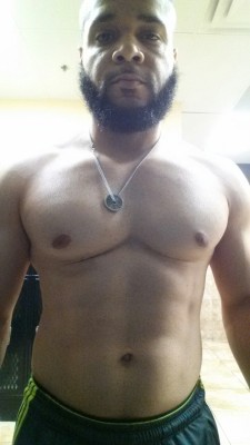 raiydiocity:  musclegalore:  shred-and-gain:  Pre-workout selfies   So tasty and that beard is killing me!  Sexc