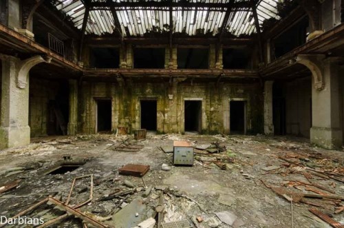 Abandoned offices from a steel manufacturing site in France. Such a beautiful building. Check the li