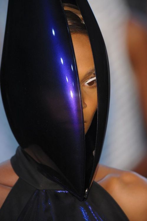 herfleur: afrocute:Gareth Pugh Spring 2012 RTW Model: Joan Smalls