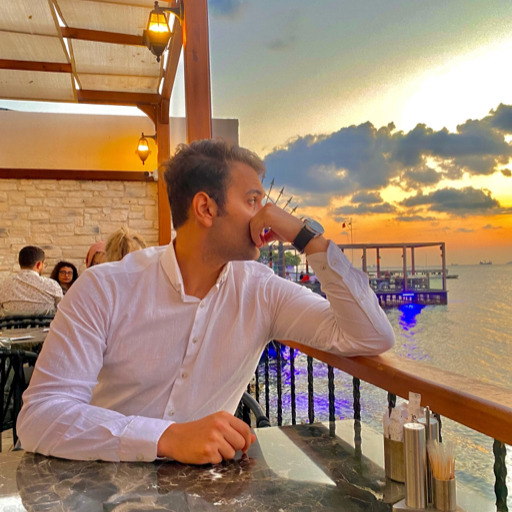 Heyecanla konuşan arkadaşın tükürüğünün bir damlasının suratına gelmesi