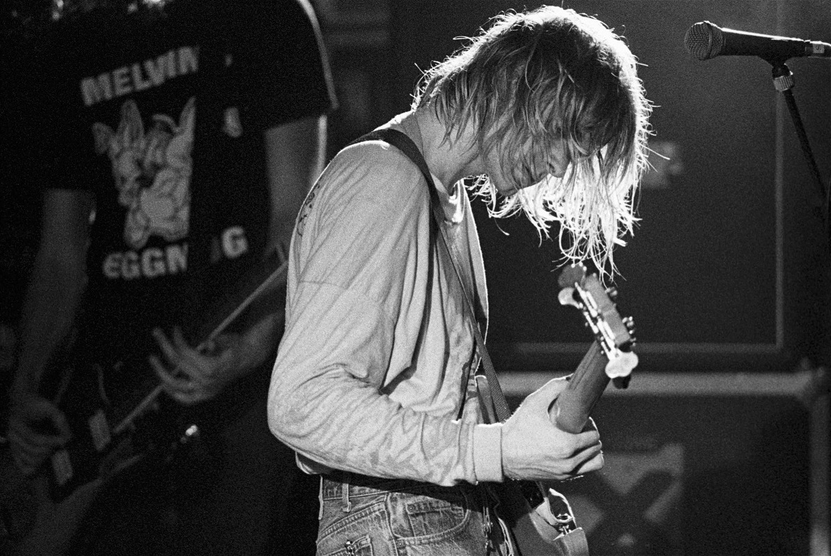 nirvana-hd: Kurt playing bass while Krist playing guitar. December 04, 1991 - Manchester,