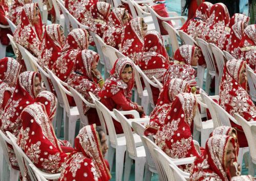 unrar:Muslim brides wait for the start of their mass marriage ceremony in the western Indian city of