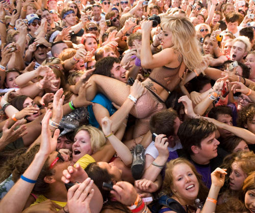 Lady gaga crowd surfing lollapalooza