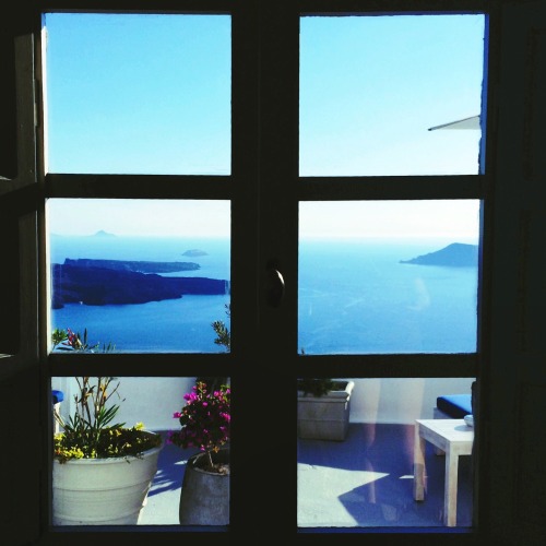 ssfenty:   peachnaked:  douhgnut:  view from my window in santorini 🌞  Amazing  Wauw 