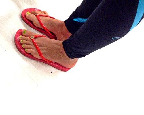 toeman969: Gorgeous Latina’s beautiful face, sexy body, pretty feet with green toenails in flip flop