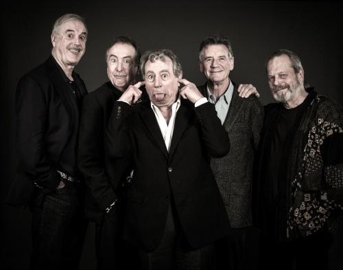 frikadasrandom:  fuckyeahmichaelpalin:  Monty Python — Photographs by Andy Gotts [click to download full versions] [sources: x, x, x, and don’t forget to read their interviews with Time Out here!]  jodidos genios