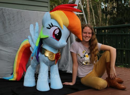 tambelon:  nazegoreng:  Lifesize (42") Rainbow Dash Plushie! Made by me. For more info check out her DA post: http://nazegoreng.deviantart.com/art/Lifesize-Rainbow-Dash-Custom-Plush-526409297  Oh wow, she came out absolutely lovely, Naz! Love her