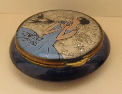 Magnificent 1920’s celluloid and glitter flapper powder compact. Found on eBay | m.ebay