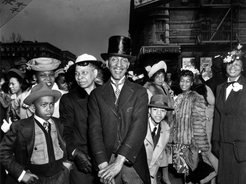 lascasartoris:  Easter Sunday (top-bottom) Harlem 1947 by Henri Cartier Bresson Harlem 1947 by Henri Cartier Bresson Harlem 1943 by Weegee South Side, Chicago 1941 by Russell Lee South Side, Chicago 1941 by Russell Lee Harlem 1947 by Henri Cartier Bresson