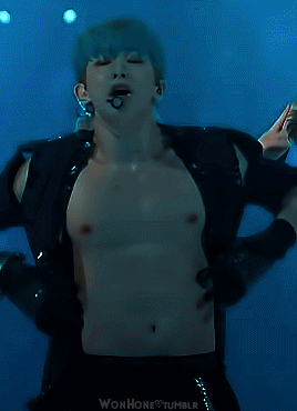 wonhone:MAMA 2018 - Wonho he looks unreal and like out of a fanatasy movie.. 