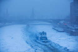 Fotojournalismus:  Two Ice Breakers Move Along The Frozen Moskva River With The Kremlin