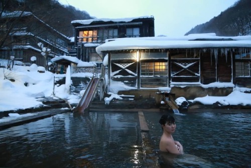 栃木県にある「北温泉旅館」 この日は吹雪で温泉プールはぬるめ いや、ぬるすぎ このあと風邪引きました ・ 春がきて またそろそろ 北温泉かなー ・ #しずかちゃん #やさしいライン #日本人 #jap