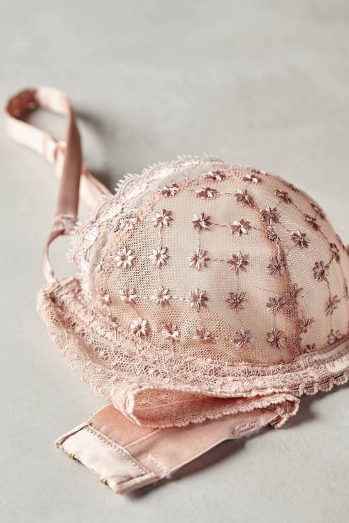 exclusivelyselectedlingerie:  thelingerieaddict:  Stella McCartney Evangeline Bra Set  <3  Want!