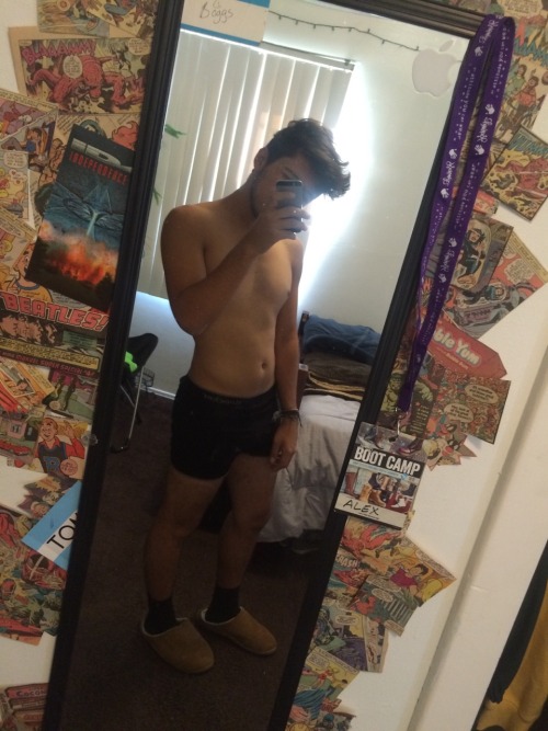boggsyy: walking around my house like